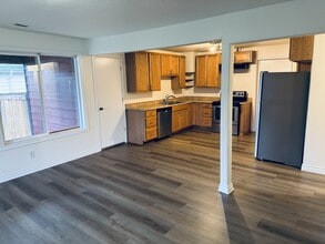 407 Jersey St in Silverton, OR - Building Photo - Building Photo