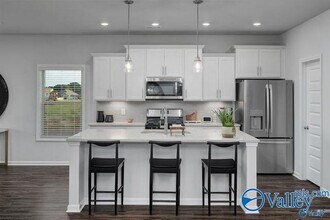 215 Keva St in Meridianville, AL - Foto de edificio - Building Photo