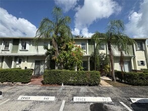 843 Crystal Lake Dr in Pompano Beach, FL - Building Photo - Building Photo