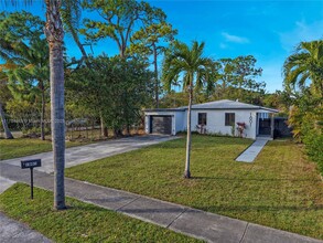 1801 NE 175th St in North Miami Beach, FL - Foto de edificio - Building Photo