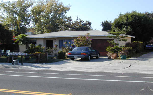 2575 Santa Ana Ave in Costa Mesa, CA - Building Photo