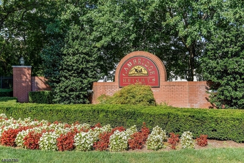 320 Wilshire Dr in Nutley, NJ - Building Photo