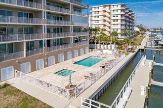 125 Island Way in Clearwater Beach, FL - Foto de edificio - Building Photo