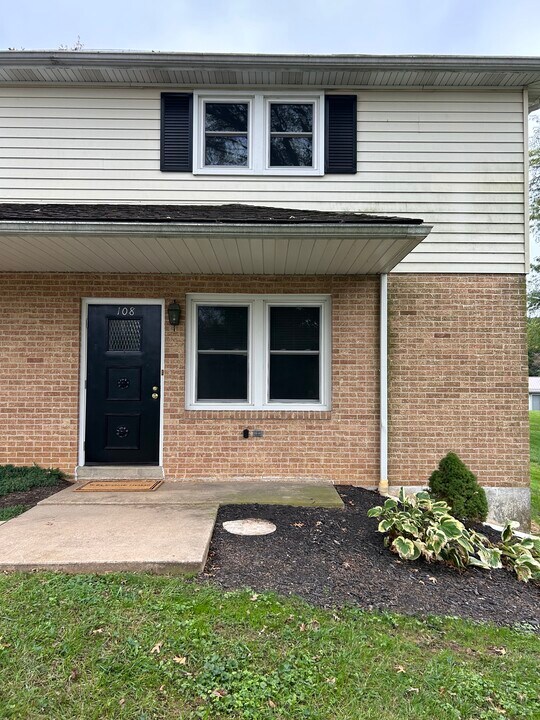 108 Oak Rd in York, PA - Building Photo