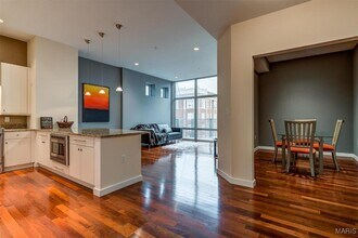 9 N Euclid Ave in St. Louis, MO - Foto de edificio - Building Photo