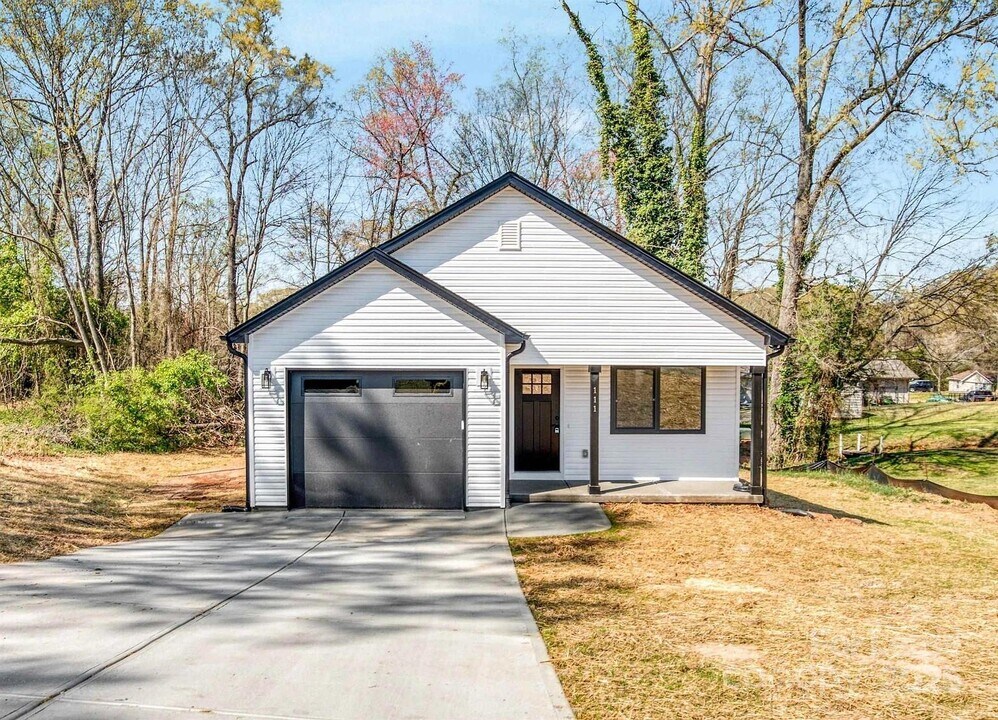 111 Iris Ln in Gaffney, SC - Building Photo