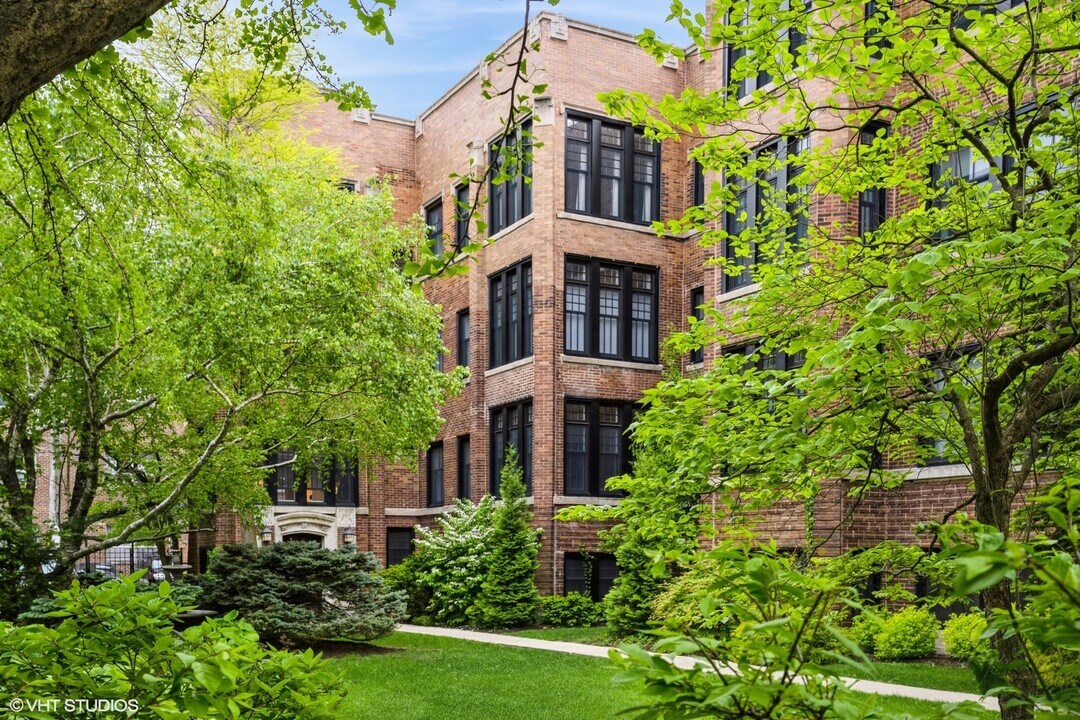 815 W Gunnison St in Chicago, IL - Building Photo