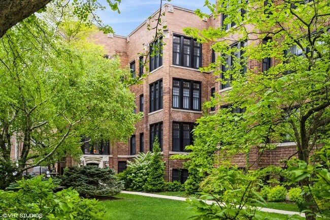 property at 815 W Gunnison St