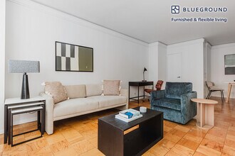230 W 55th St in New York, NY - Building Photo - Building Photo