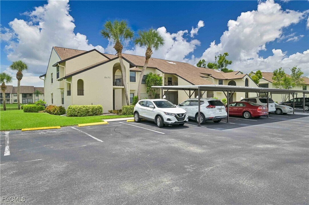 8475 Charter Club Cir in Ft. Myers, FL - Building Photo