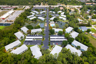 Pine Haven Condominiums in Bonita Springs, FL - Foto de edificio - Building Photo