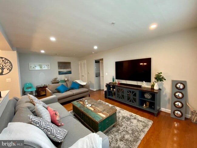 4149 S Four Mile Run Dr in Arlington, VA - Building Photo - Building Photo