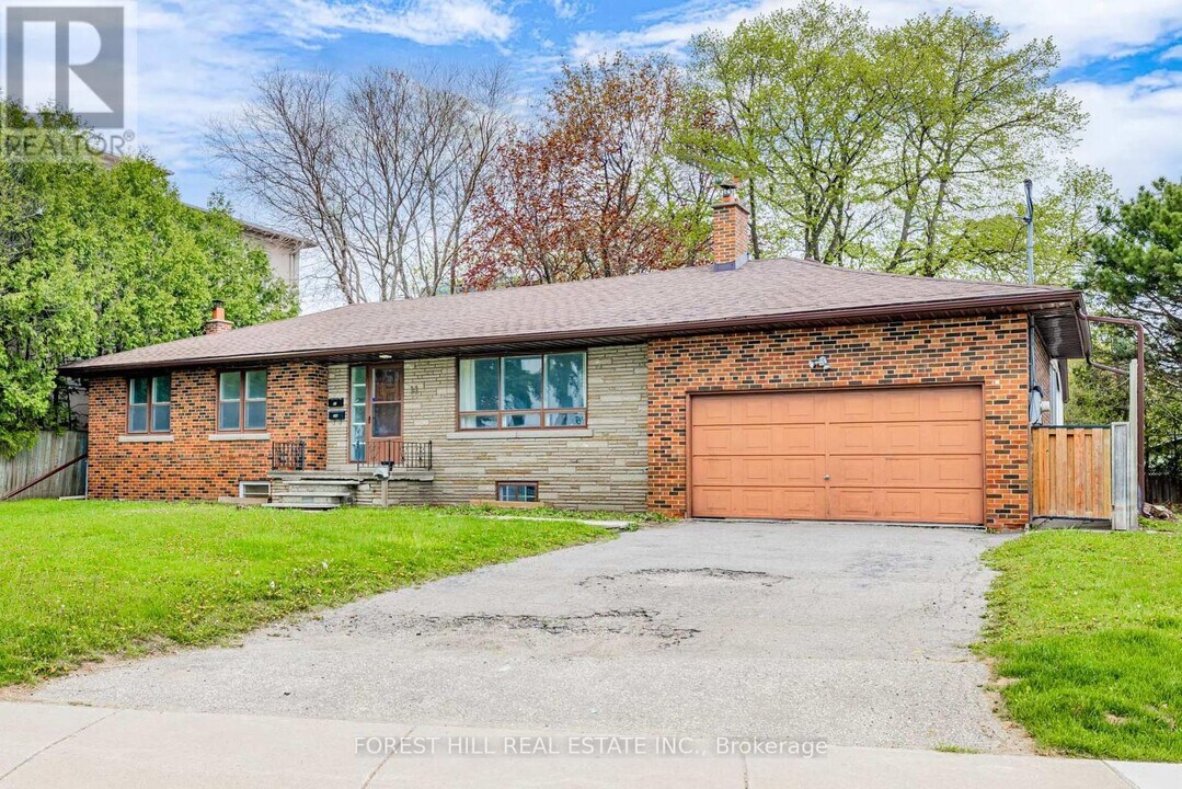 11 Greenbriar Rd in Toronto, ON - Building Photo