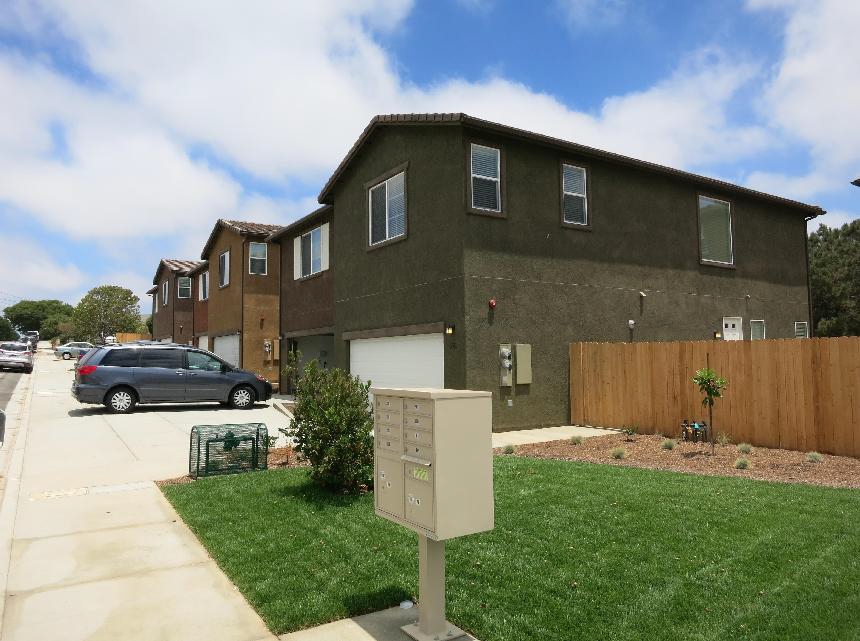 South Bay Urban Townhomes in National City, CA - Foto de edificio