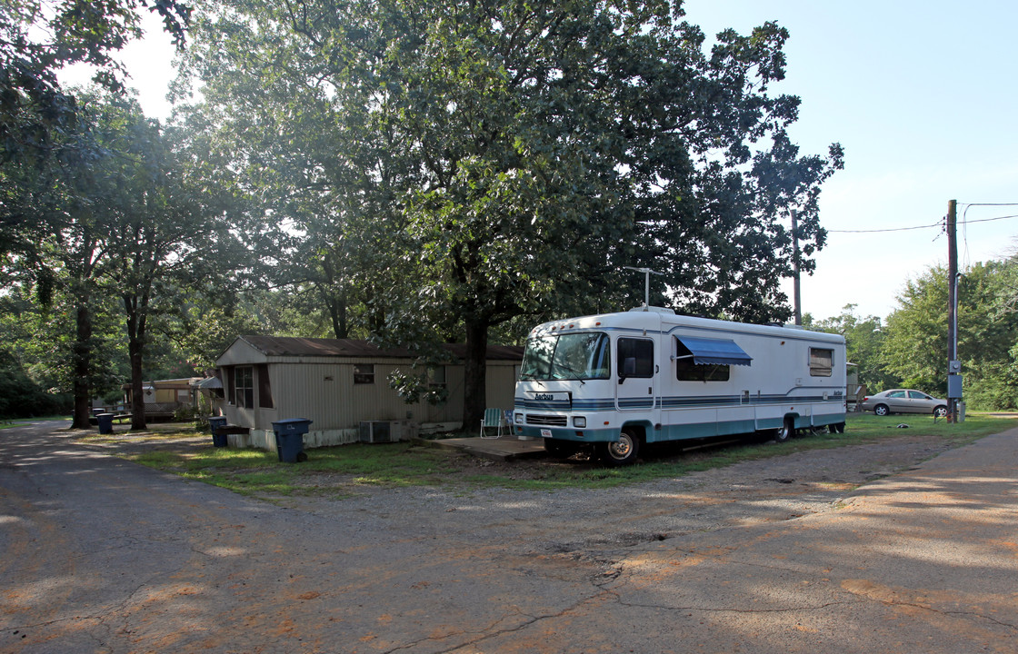 7813 Kanis Rd in Little Rock, AR - Building Photo