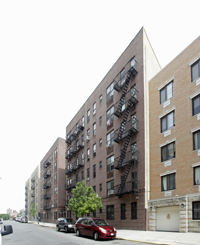 683 E 140th St in Bronx, NY - Foto de edificio - Building Photo