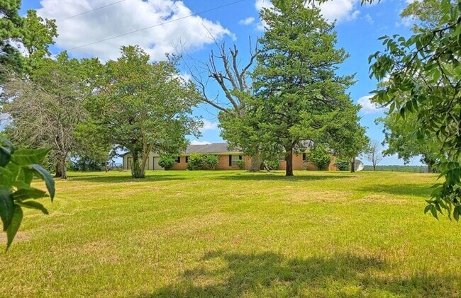 7618 TX-87 in Milam, TX - Building Photo - Building Photo