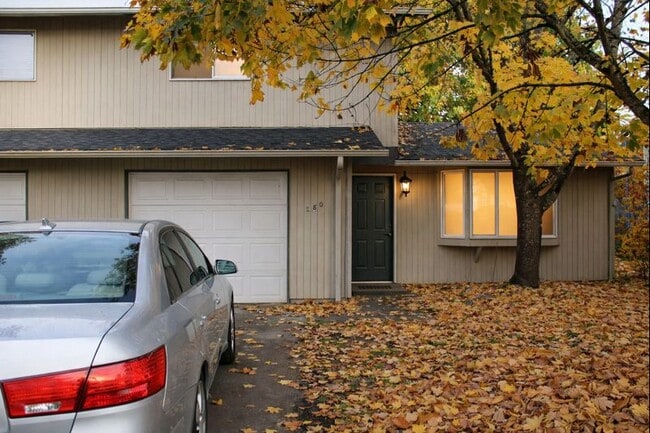 880 N Cloverleaf Loop in Springfield, OR - Foto de edificio - Building Photo