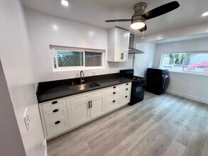 1120 Sanborn Ave. in Los Angeles, CA - Foto de edificio - Building Photo