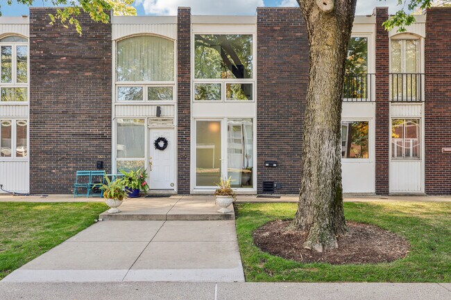 1319 N Sandburg Terrace in Chicago, IL - Building Photo - Building Photo