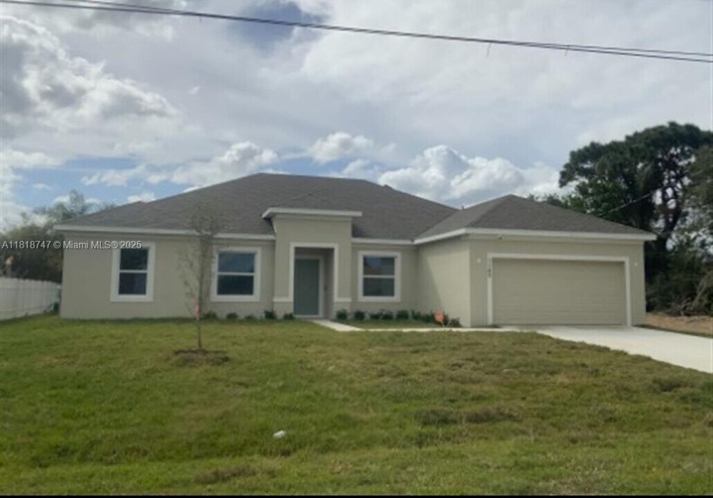 1142 SW Edinburgh Dr in Port St. Lucie, FL - Building Photo
