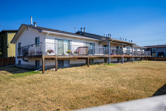 4504 75 St NW in Calgary, AB - Building Photo - Building Photo