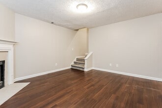 102 Inverness Trce in Riverdale, GA - Foto de edificio - Building Photo