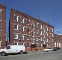 121-123 Clemente St in Holyoke, MA - Foto de edificio - Building Photo