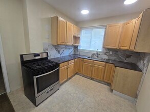 6 W 35th St in Bayonne, NJ - Foto de edificio - Building Photo