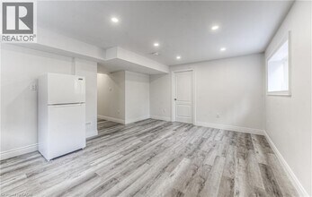 93 Tremaine Dr in Kitchener, ON - Building Photo - Building Photo