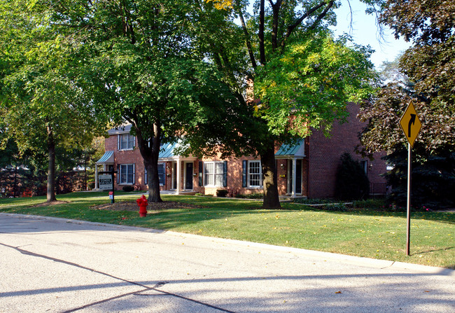 Barrington Townhomes in Barrington, IL - Building Photo - Building Photo