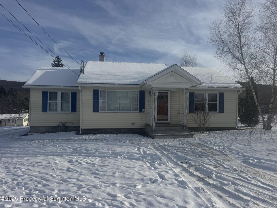 910 Bernard Ave in Chinchilla, PA - Building Photo