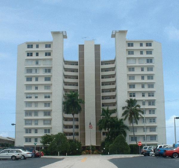 Breakers Condominiums in Pompano Beach, FL - Building Photo