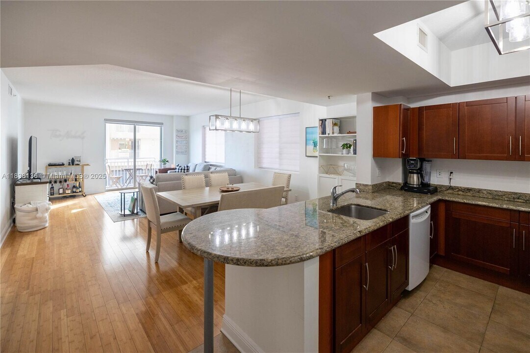 7275 SW 90th St in Miami, FL - Building Photo