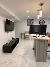 690 Southern Pky, Unit L1 in Uniondale, NY - Building Photo - Building Photo