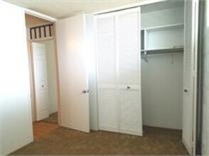 1160 Ala Napunani St in Honolulu, HI - Building Photo - Building Photo