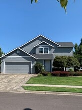 1925 NW Woodland Dr in McMinnville, OR - Foto de edificio - Building Photo