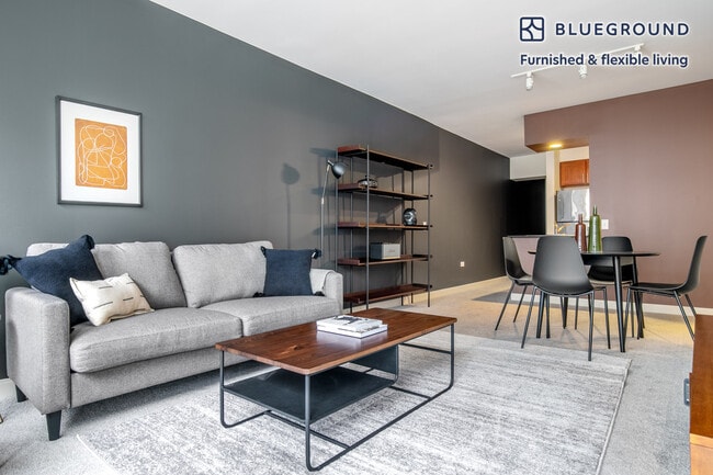 210 N Wells St in Chicago, IL - Building Photo - Building Photo