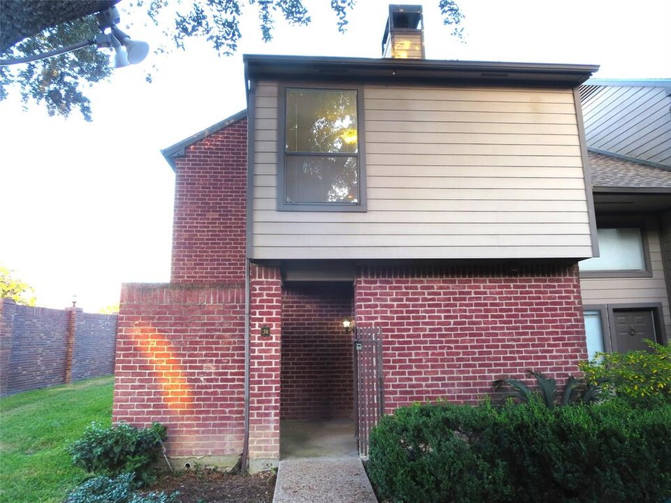 7447 Cambridge St in Houston, TX - Building Photo