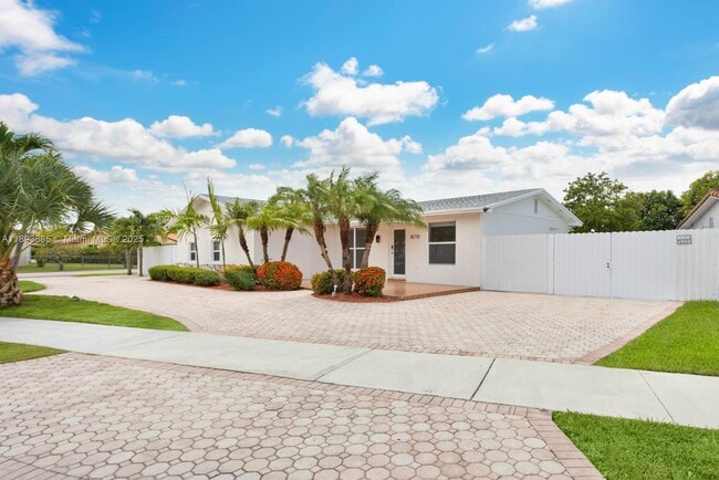 10770 SW 26th St in Miami, FL - Building Photo - Building Photo