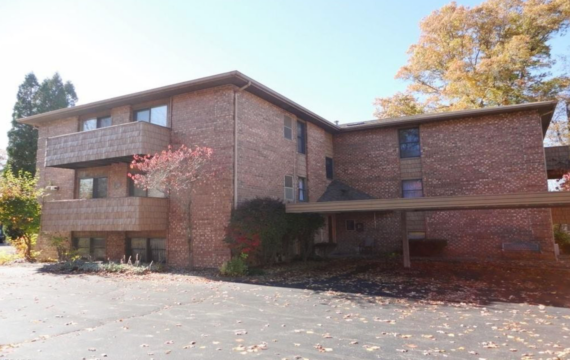 181 Maplewood Dr in Cortland, OH - Building Photo