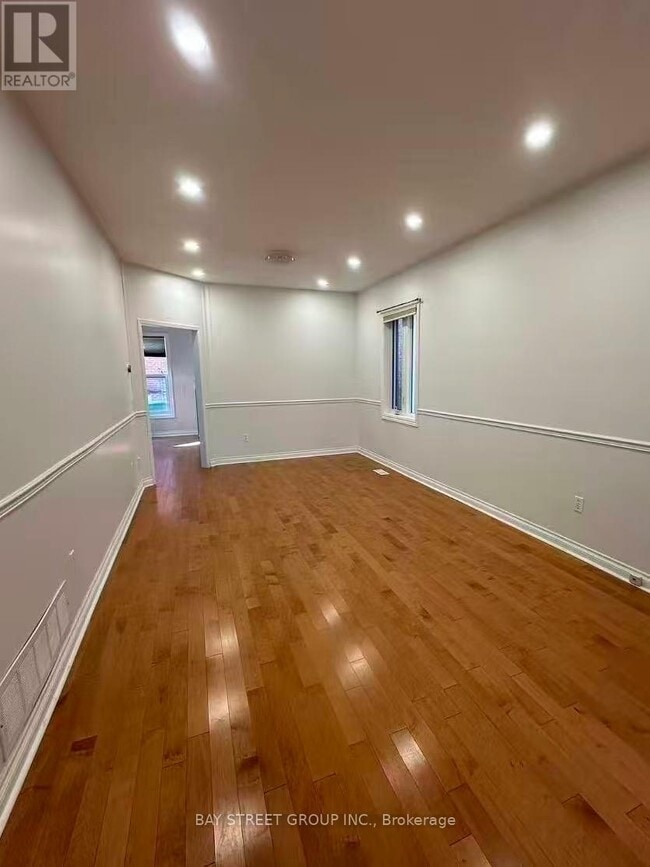 5 Ballymore Dr in Aurora, ON - Building Photo - Building Photo