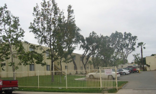 Groveland Manor in San Diego, CA - Foto de edificio - Building Photo