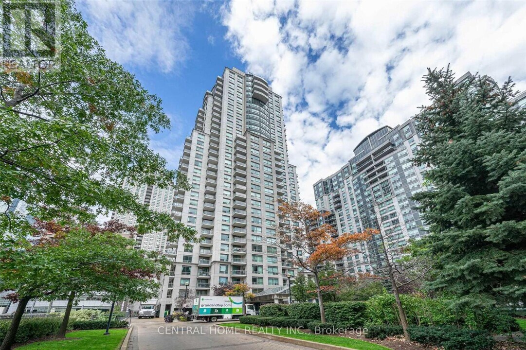 21 Hillcrest Ave in Toronto, ON - Building Photo