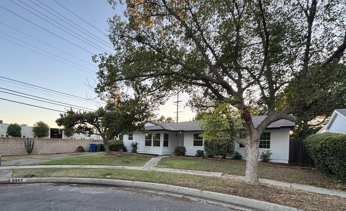 9501 Laramie Ave in Los Angeles, CA - Foto de edificio