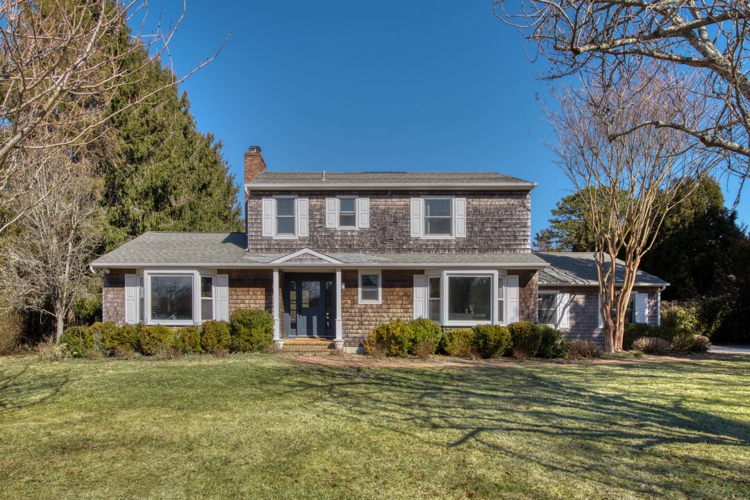 59 Dundee Ln in Southampton, NY - Building Photo