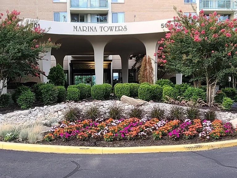 501 Slaters Ln, Unit 313 in Alexandria, VA - Foto de edificio