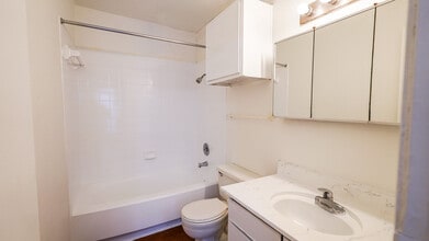 La Esencia Apartments in Houston, TX - Building Photo - Building Photo