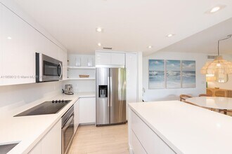 181 Crandon Blvd in Key Biscayne, FL - Building Photo - Building Photo