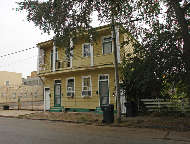 1226 Carondelet St in New Orleans, LA - Building Photo - Building Photo